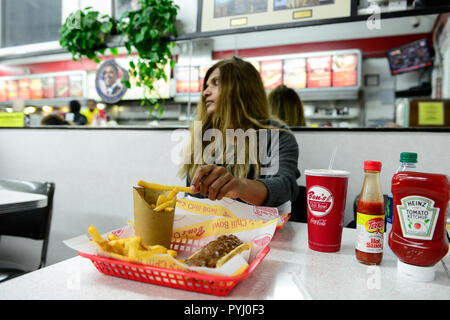 Stati Uniti d'America, Washington DC, famoso ristorante fast food Ben's Chili coppa a Shaw quartiere, salsiccia affumicata e patatine fritte Foto Stock