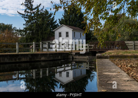 Casa sull'I&M (Illinois e Michigan) canal nelle zone rurali di Illinois. I colori dell'autunno e il sole alle spalle. Foto Stock