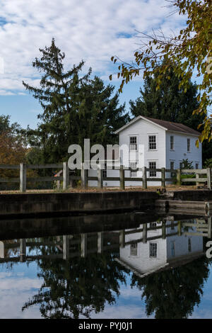 Casa sull'I&M (Illinois e Michigan) canal nelle zone rurali di Illinois. I colori dell'autunno e il sole alle spalle. Foto Stock