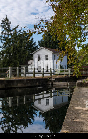 Casa sull'I&M (Illinois e Michigan) canal nelle zone rurali di Illinois. I colori dell'autunno e il sole alle spalle. Foto Stock