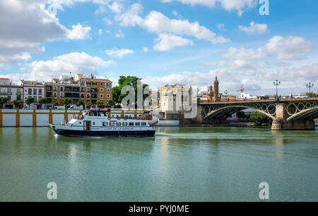 Site-seeing barca sul Rio Guadalquivir a Siviglia, Spagna Foto Stock