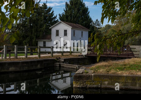 Casa sull'I&M (Illinois e Michigan) canal nelle zone rurali di Illinois. I colori dell'autunno e il sole alle spalle. Foto Stock