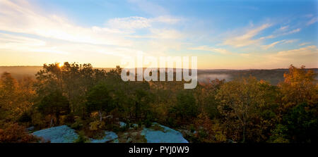 Panorama del tramonto su New England Bosco in autunno a colori con il blu del cielo e la nebbia mattutina Foto Stock