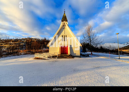 Bella chiesa kaldfjord,autunno paesaggi su Kvaløya isola nel Comune di Tromsø in Troms County, Norvegia. Foto Stock