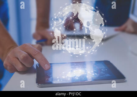 Rete globale di connessione digitale intorno al globo internet delle cose (IOT) concetto, in tutto il mondo la tecnologia delle finanze (fintech), la comunicazione internazionale, Foto Stock