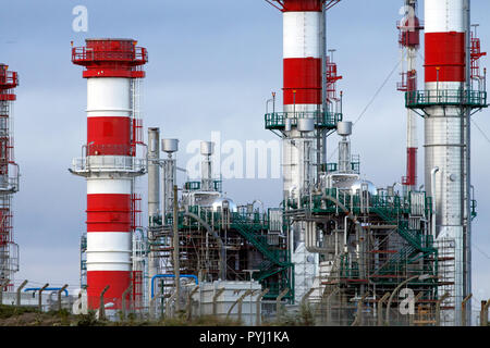 Parte di una grande raffineria di petrolio e powerplant contro il cielo blu che mostra alcune nuove apparecchiature Foto Stock