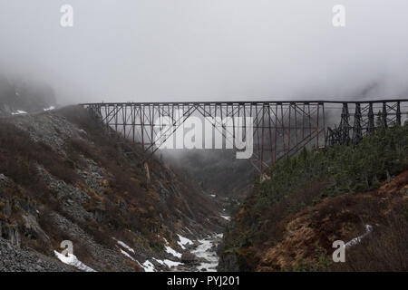 In disuso in acciaio ponte a sbalzo sul bianco Pass e Yukon Route Scenic Railway, Skagway, Alaska, STATI UNITI D'AMERICA Foto Stock