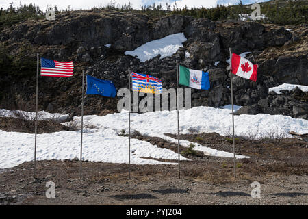 USA/Canada frontiera a White Pass Summit sulla bianca Pass e Yukon Route Scenic Railway, Skagway, Alaska Foto Stock