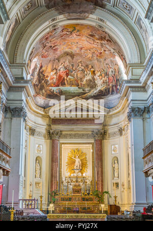 Altare maggiore con gli affreschi di Mariano Rossi nella Cattedrale di Palermo. La Sicilia Il sud dell'Italia. Foto Stock