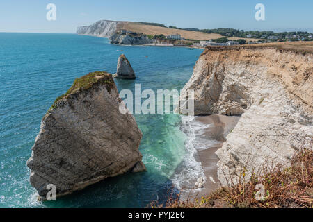 Dal punto di vista clifftop guardando giù nella baia di acqua dolce spiaggia deserta sull isola di Wight Regno Unito Foto Stock