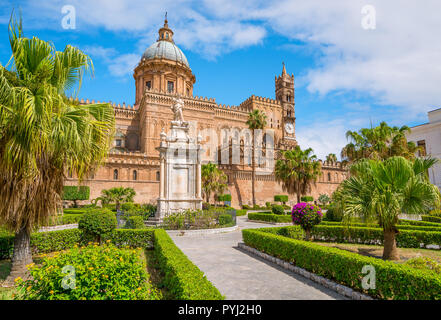 La Cattedrale di Palermo con la Santa Rosalia statua e giardino. La Sicilia Il sud dell'Italia. Foto Stock