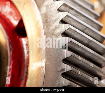 Ruota dentata di un ingranaggio elicoidale in un cambio di velocità ad ingranaggi, dettaglio dei denti con un contrassegno rosso Foto Stock