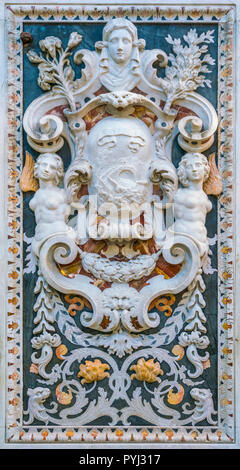 Barocco relieft bas nella chiesa di Santa Caterina a Palermo. La Sicilia Il sud dell'Italia. Foto Stock