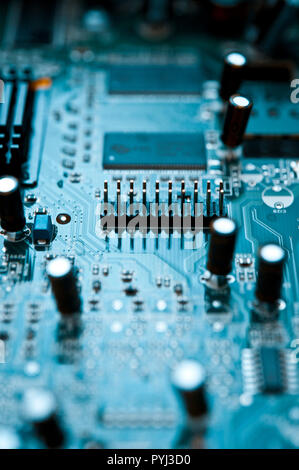 Dettaglio di un computer a scheda madre o scheda di circuito stampato contenente i principali componenti di un computer Foto Stock