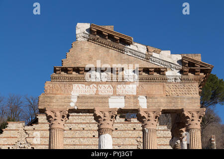 L'Italia, Brescia - 24 dicembre 2017: il punto di vista del antico tempio romano rovine del Capitolium di Brescia, Sito Patrimonio Mondiale dell'UNESCO il 24 dicembre 2017 Foto Stock