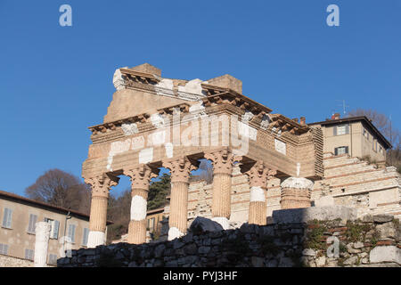 L'Italia, Lombardia - 24 dicembre 2017: il punto di vista del antico tempio romano rovine del Capitolium di Brescia, Sito Patrimonio Mondiale dell'UNESCO. Foto Stock