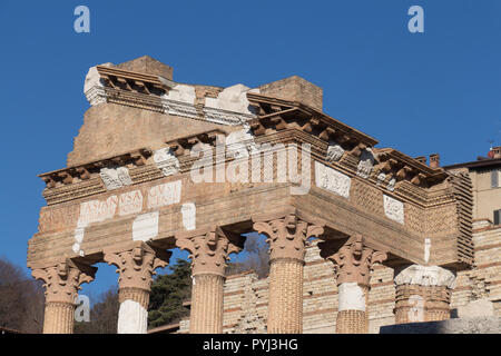 L'Italia, Lombardia - 24 dicembre 2017: il punto di vista del antico tempio romano rovine del Capitolium di Brescia, Sito Patrimonio Mondiale dell'UNESCO. Foto Stock