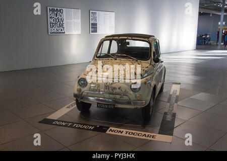 L'Italia, Lombardia - 24 dicembre 2017: il punto di vista della FIAT 500 edizione speciale di Mimmo Paladino nel Museo di Santa Giulia il 24 dicembre 2017 a Brescia. Foto Stock