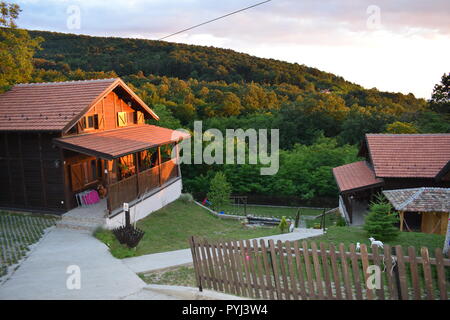 Cortile rurale su un monte Kosmaj, Serbia (turismo rurale) Foto Stock