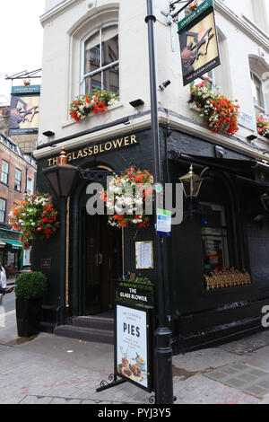 Tipico pub Inglese a Londra, Regno Unito il 26 aprile, 2015. Pub business nel Regno Unito ha subito un declino ogni anno. Foto Stock