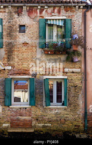 E colorata antica facciata di un edificio veneziano Foto Stock