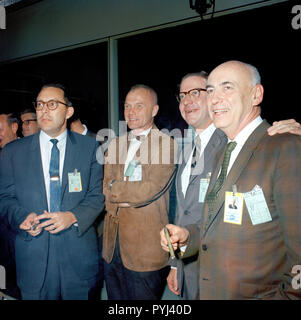 (15 nov. 1966) --- la visione di attività della console nel Mission Control Center di Houston durante il Gemini-12 splashdown (da sinistra a destra), sono il dott. Charles A. Berry, direttore della ricerca medica e delle operazioni; astronauta John H. Glenn Jr.; James C. Olmi, Direttore NASA Electronics Research Center; e il dottor Robert R. Gilruth, voli spaziali con equipaggio centro (MSC) Direttore. Foto Stock