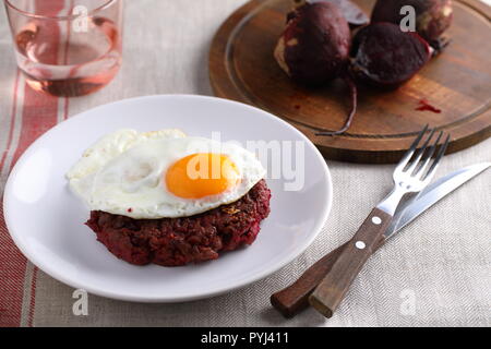 Svedese hamburger di manzo Biff a la Lindstrom con uovo fritto Foto Stock