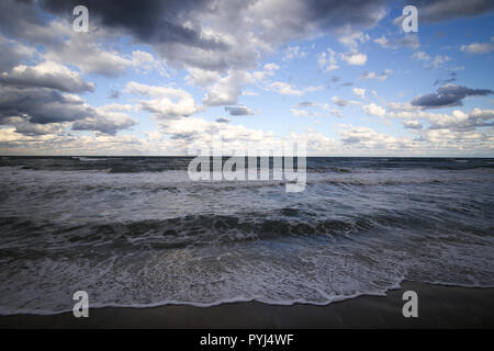 Nero nelle acque di mare sulla costa della Bulgaria, in un nuvoloso tardo autunno il giorno Foto Stock