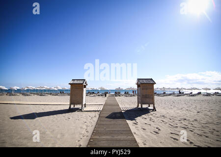 Due di legno cabine doccia su un mare Nero beach Foto Stock