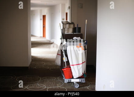 Carrello di pulizia sul corridoio di un hotel di lusso Foto Stock