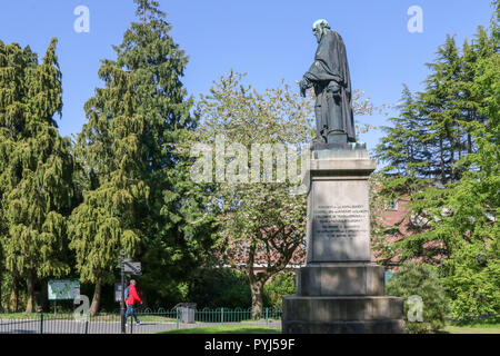 Le persone camminano davanti alla statua di Kelvin nel Giardino Botanico di Belfast. Foto Stock