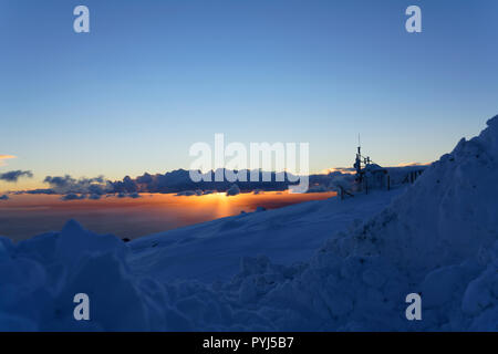 Paesaggio Innevato su vulcano Osorno, con un tramonto di sfondo Foto Stock