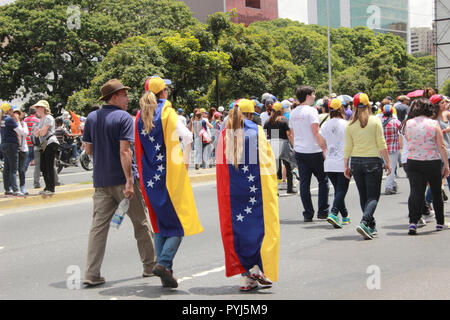 Caracas Venezuela Giugno19, 2017 Anti Nicolás Maduro manifestanti in marcia verso il Consiglio Nazionale Elettorale (CNE) in una grande manifestazione Foto Stock