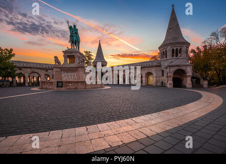 Budapest, Ungheria - Autunno sunrise presso il Bastione del Pescatore con Re Stefano I statua e bellissimo Cielo e nubi Foto Stock