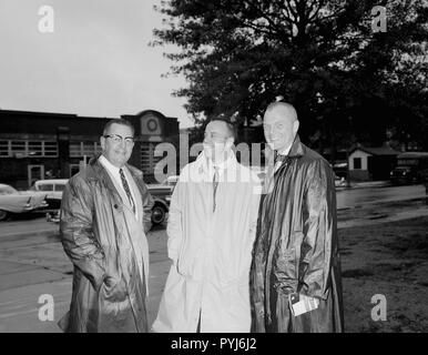 Gli astronauti a 1959 Langley ispezione. Foto Stock