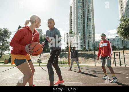Bella giovane donna in esecuzione con una sfera Foto Stock