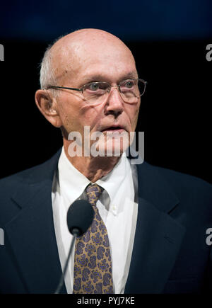 Alla vigilia del quarantesimo anniversario di Apollo 11's primo uomo lo sbarco sulla Luna, Apollo 11 membri dell equipaggio, Michael Collins parla durante una conferenza in onore di Apollo 11 presso il Museo Nazionale dell'aria e dello spazio a Washington, Domenica, 19 luglio 2009 (NASA/Bill Ingalls) Foto Stock