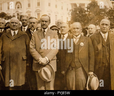 President Coolidge con una delegazione internazionale dal rito scozzese della Massoneria, tra cui John Henry Cowles, il Sovrano Grand Commander, al presidente è di destra, Foto Stock