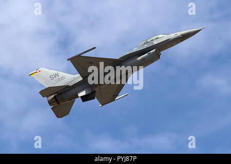 Maj John 'rain' Acque piloti il Lockheed Martin F-16 Fighting Falcon, AF00221, come parte dell'F-16 Viper dimostrazione squadra fuori di Shaw AFB, SC. Foto Stock