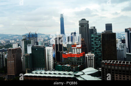 Nuovi grattacieli cambiando lo skyline di Kuala Lumpur in Malesia. Foto Stock