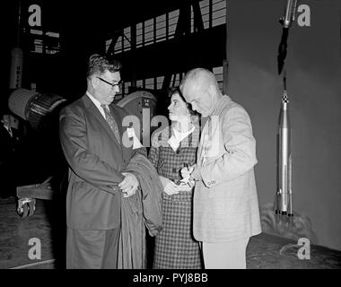 Gli astronauti a 1959 Langley ispezione Foto Stock