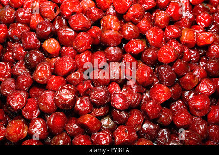 Cumulo di rosso essiccato la prugna cinese (Prunus mume) con il miele per la vendita al dettaglio in Thailandia mercato alimentare. Si tratta di conserva di frutta per lo stoccaggio a lungo termine. Foto Stock