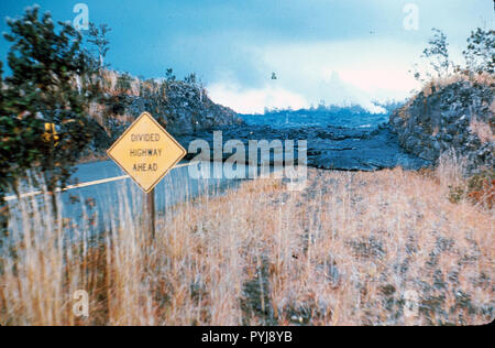 Questa è una foto da giugno 1969 durante il Mauna Ulu eruzione del vulcano Kilauea del flusso di lava in tutta la strada al Parco Nazionale dei Vulcani delle Hawaii. Foto Stock