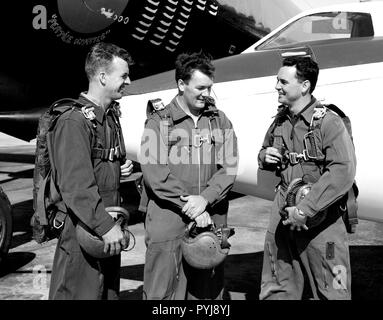 Questa foto mostra la prova dei piloti, (sinistra/destra) Joseph A. Walker, Stanley P. Butchart e Walter P. Jones, in piedi nella parte anteriore del Douglas D-558-II Skystreak, nel 1952. Questi tre piloti di prova presso il comitato consultivo nazionale per l'aeronautica" di volo ad alta velocità della stazione di ricerca probabilmente stavano discutendo i loro voli di aeromobili. Foto Stock