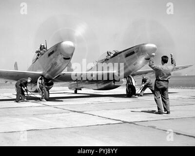 William pilota Swann, destra cockpit, prepara il North American XF-82 Twin Mustang per volo al comitato consultivo nazionale per l'aeronautica (NACA) Lewis volo laboratorio di propulsione. Foto Stock