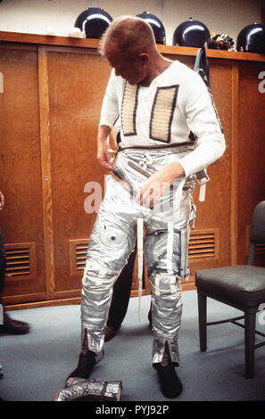 (20 febbraio 1962) --- astronauta John H. Glenn Jr. dons spacesuit durante le operazioni di preflight di Cape Canaveral, il 20 febbraio 1962, il giorno ha volato il suo Mercury-Atlas 6 veicoli spaziali, amicizia 7, in volo orbitale attorno alla terra. Foto Stock