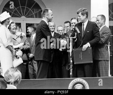 Astronauta Alan B.Shepard Jr. riceve la NASA Distinguished Service Award dal presidente degli Stati Uniti John Fitzgerald Kennedy Maggio 8, 1961, giorni dopo la sua storia facendo MR-3 volo. Shepard la moglie e madre sulla sinistra e gli altri sei astronauti Mercury sono in background. Foto Stock