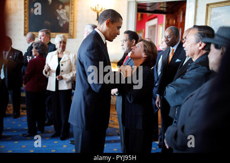 Il presidente Barack Obama incontra i leader del lavoro nella camera blu a seguito di una firma di un ordine esecutivo per un White House Task Force sulla classe media famiglie lavoro 1/30/09. Foto Stock