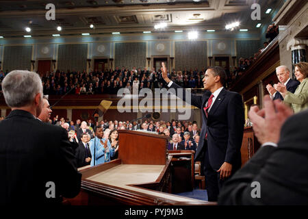 Il presidente Barack Obama onde ai membri del Congresso prima di affrontare la sessione congiunta del Congresso degli Stati Uniti presso l'U.S. Capitol, Washington D.C. 2/24/09 Foto Stock