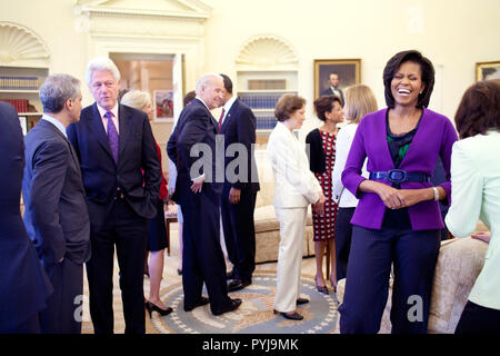 Il presidente Barack Obama, sfondo, e la First Lady Michelle Obama salutare gli ospiti nell'ufficio ovale del 21 aprile 2009, compreso l'ex Presidente Bill Clinton, U.S. Il senatore Edward M. Kennedy, ex prima Signora Rosalynn Carter, centro, insieme al Vice Presidente Joe Biden. Foto Stock